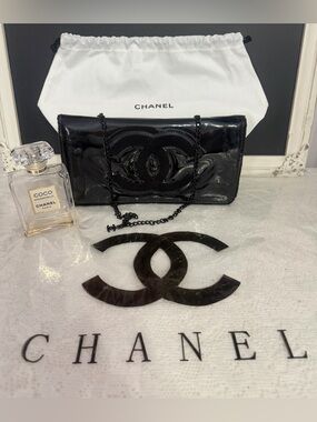 CHANEL VIP GWP Beaute Black Patent Leather Chain Clutch with Iconic CC